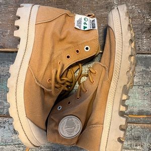 Excellent condition organic palladium lace up canvas boots. Unisex